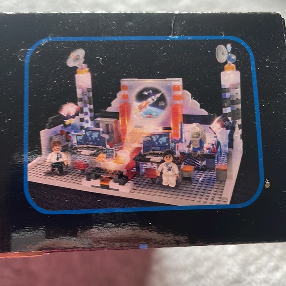 Mission Mars Mission Control Light Up Lego Set - Picture 5 of 6